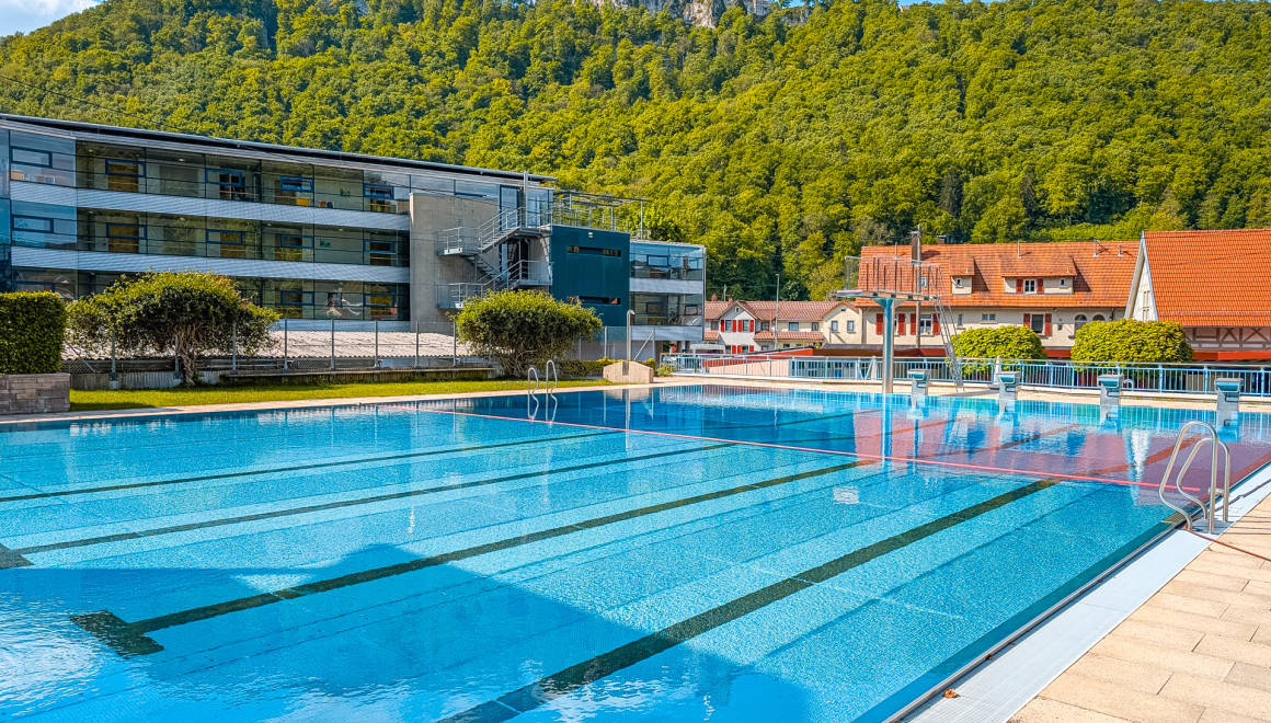 Freibad Honau mit Blick auf Schloss Lichtenstein