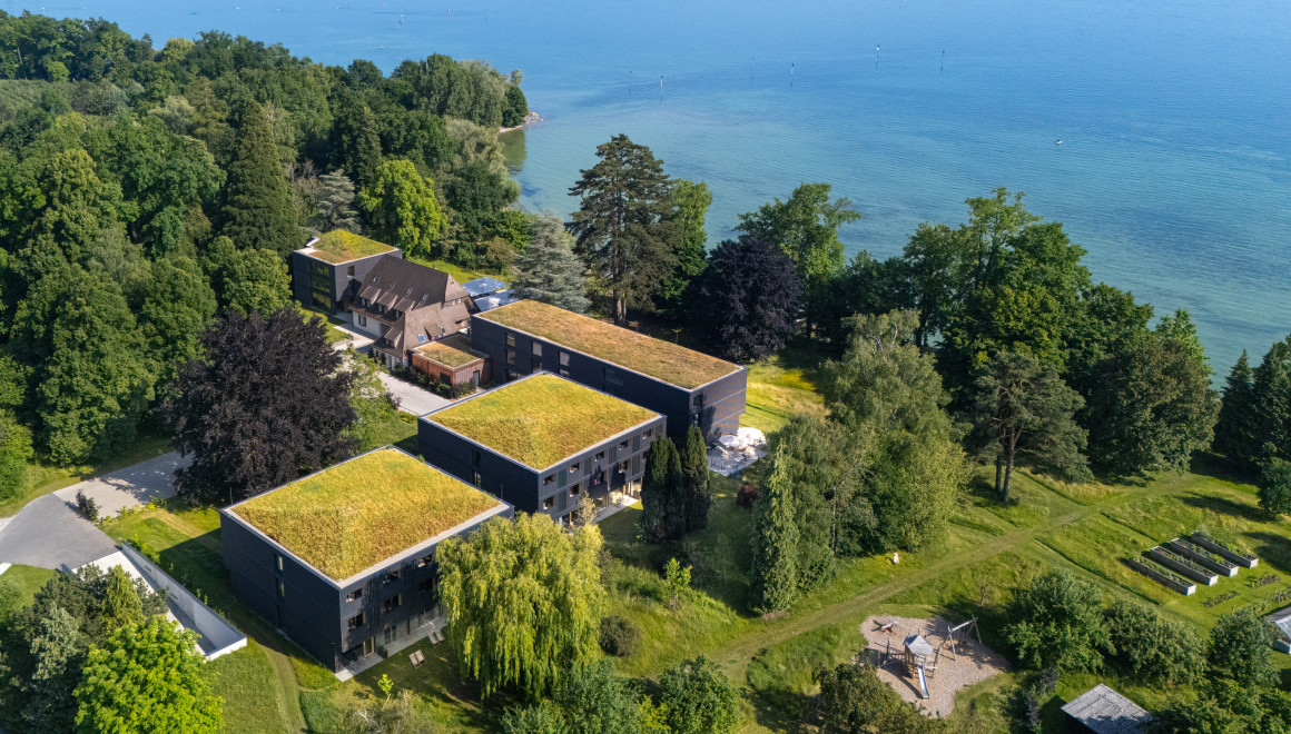 Seegut Zeppelin aus der Vogelperspektive mit Blick auf den Park und den Bodensee
