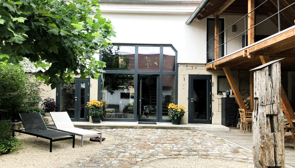 Lichtdurchfluteter Innenhof und Eingangsbereich ins Wohnhaus, welches früher eine Scheune war.